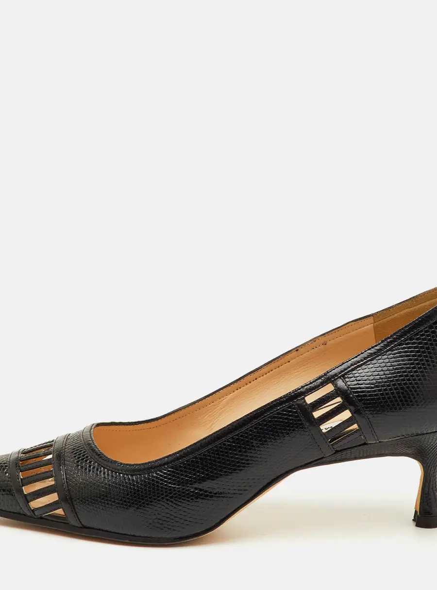 Manolo Blahnik Size 38.5 Black Lizard Embossed Leather Pointed Toe Pumps