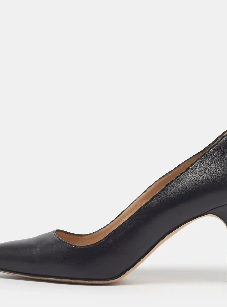 Manolo Blahnik BB Size 40 Black Leather Pointed Toe Pumps