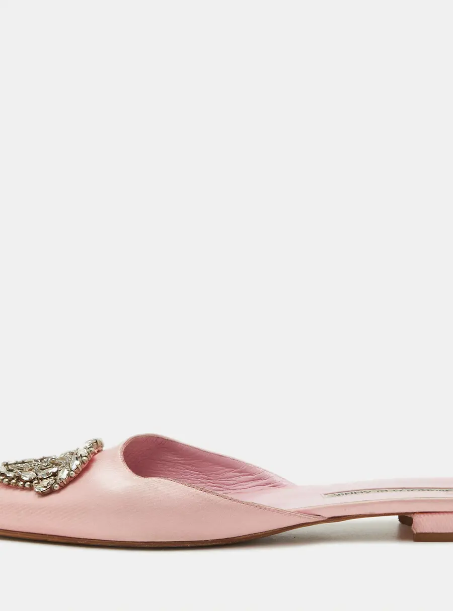 Manolo Blahnik Okkatomu Size 36.5 Pink Satin Crystal Embellished Crest Flat Mules