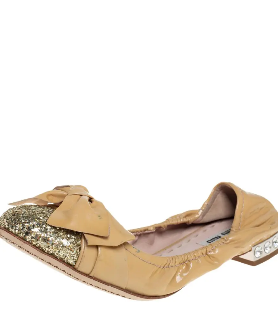 Miu Miu Beige/Gold Patent Leather Bow Detail Crystal Embellished Heel Scrunch Ballet Flats Size 38.5