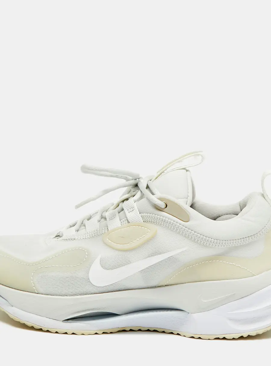 Nike LeBron Spark Photon Dust Size 37.5 White/Beige Fabric and Mesh Lace Up Sneakers