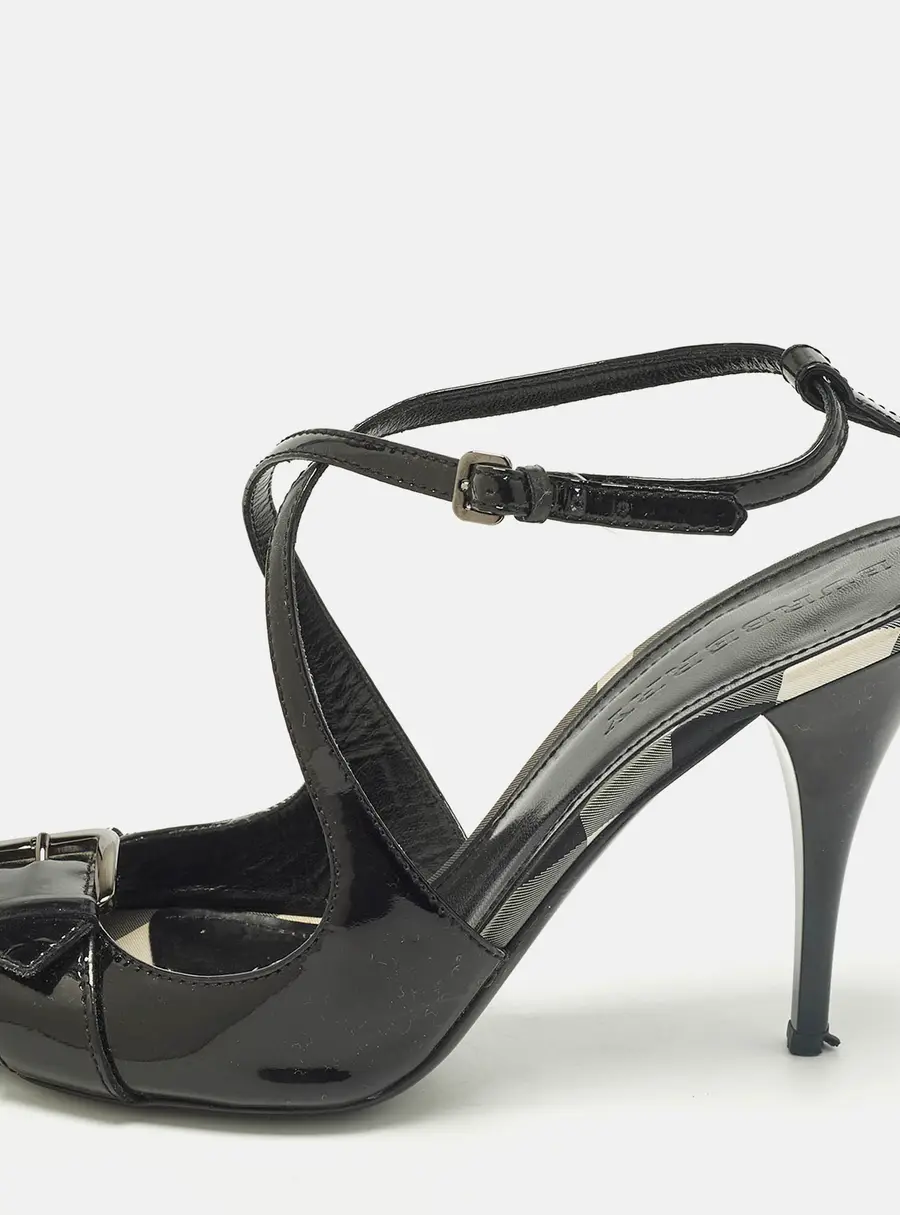 Burberry Size 41 Black Patent Leather Buckle Detail Strap Sandals