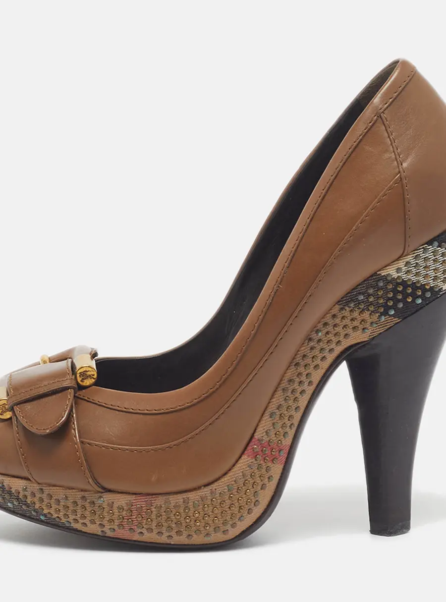 Burberry Size 39 Brown Leather Platform Buckle Pumps