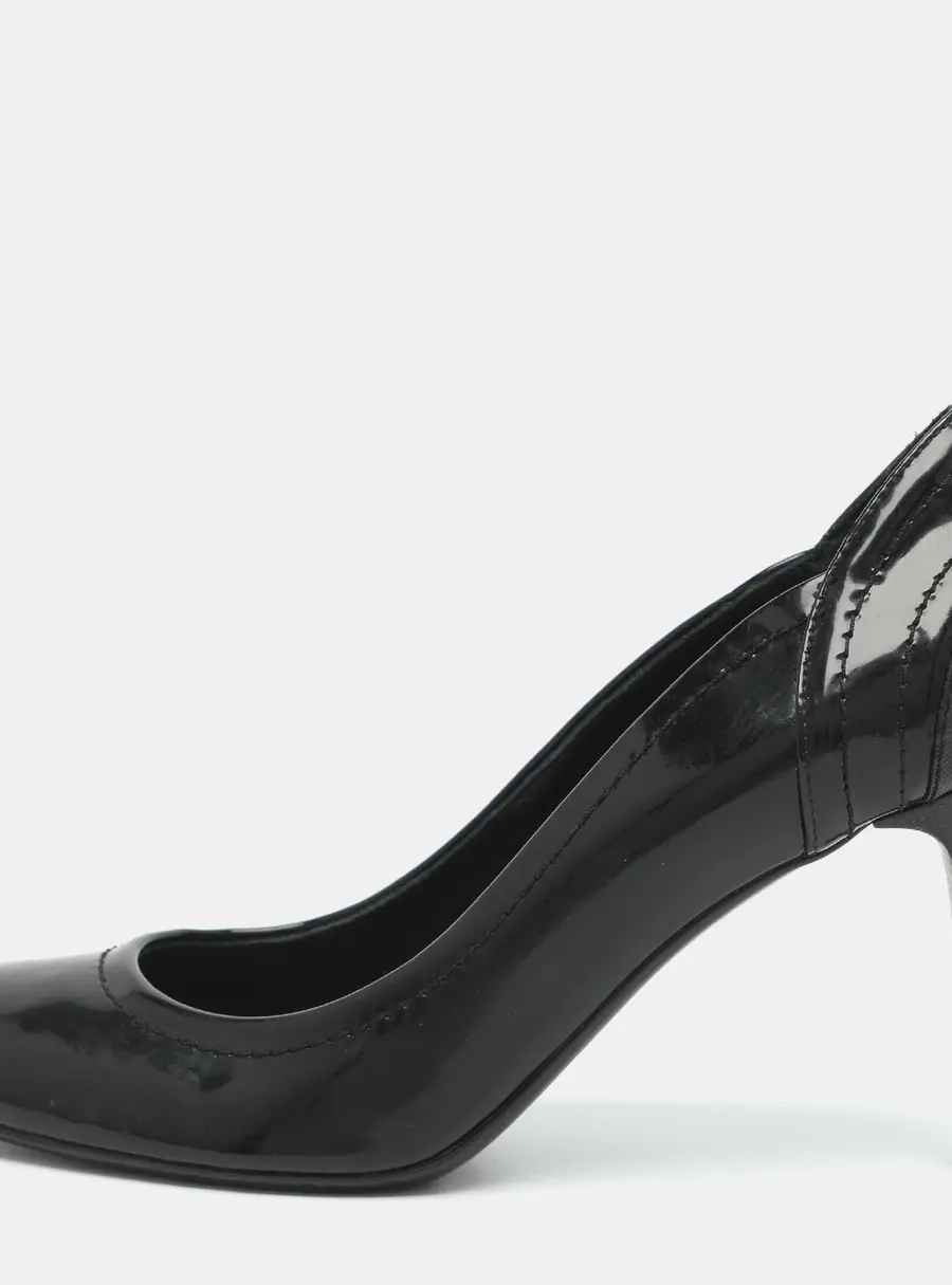 Burberry Size 37 Black Patent Leather Round Toe Pumps