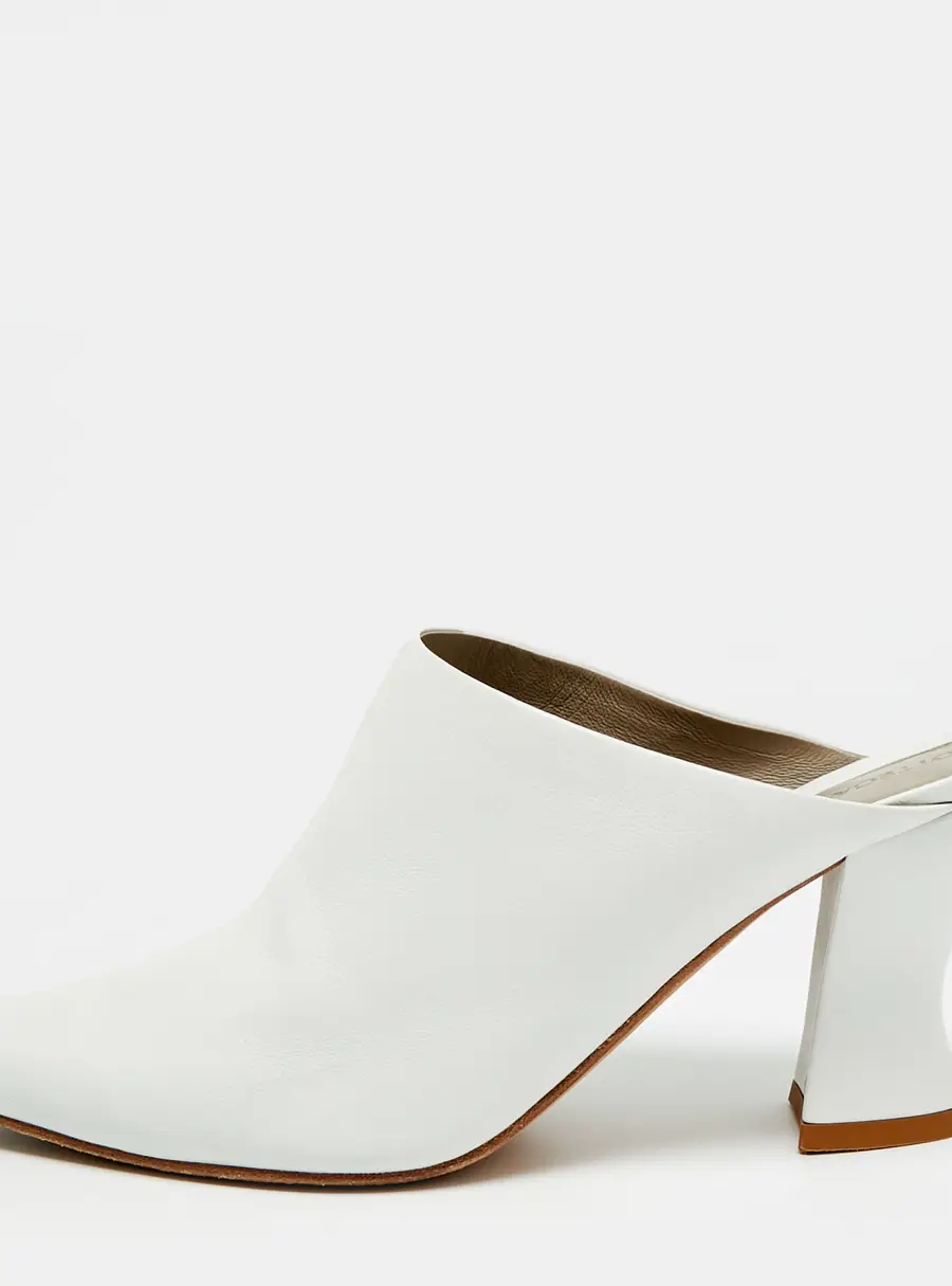 Bottega Veneta Almond Size 39 White Leather Pointed Toe Mules
