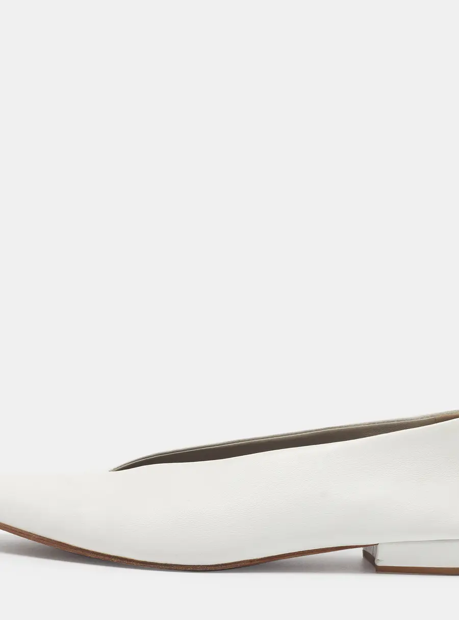Bottega Veneta Size 38 White Leather Almond Toe Ballet Flats