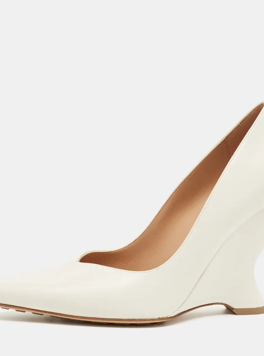 Bottega Veneta Punta Size 40 Cream Leather Wedge Pumps