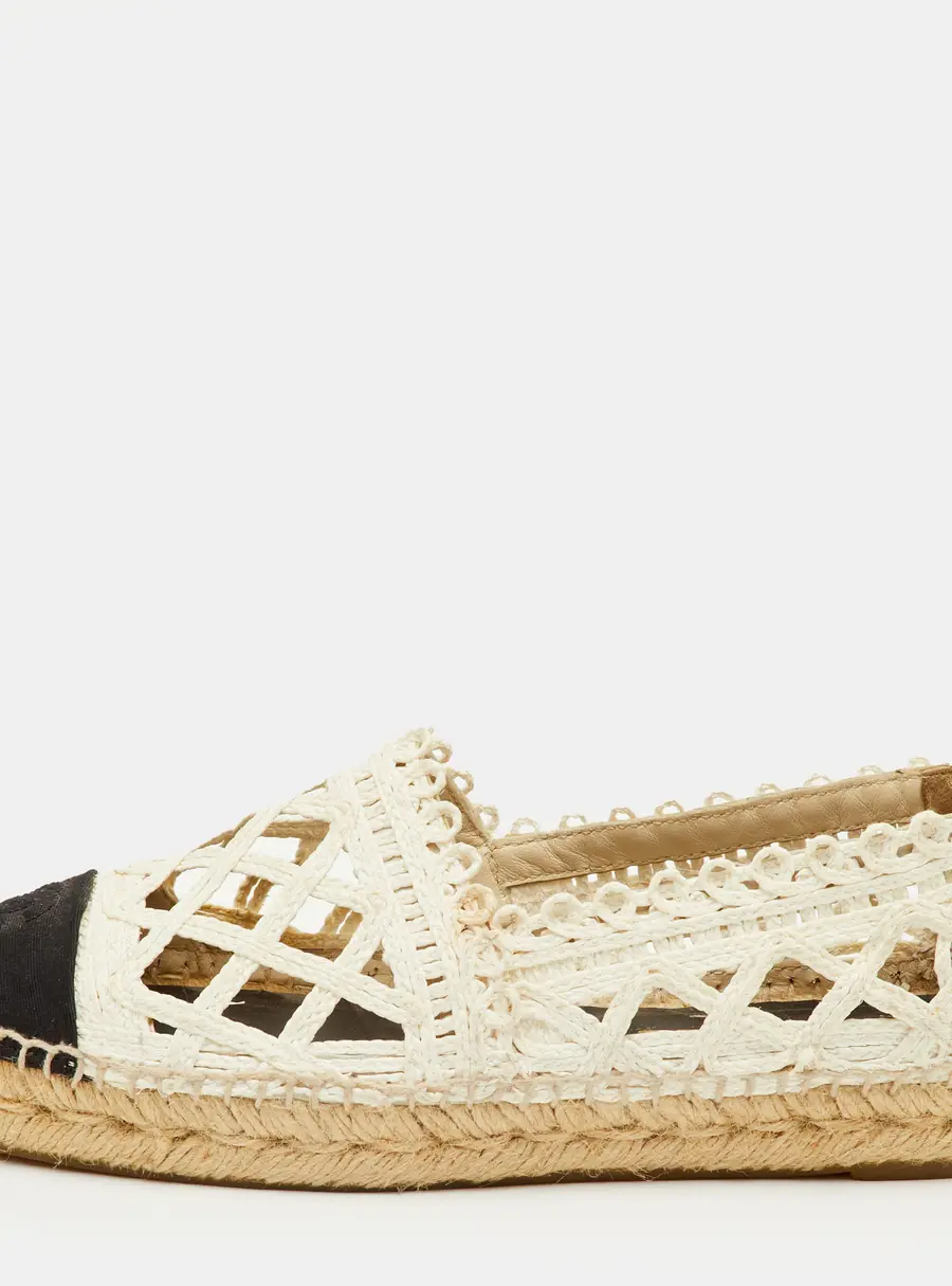 Chanel CC Size 38 White/Black Canvas and Straw Espadrille Flats