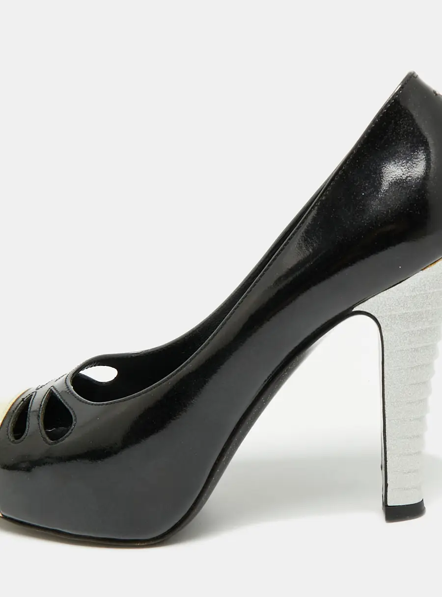 Chanel Size 38.5 Black/Cream Patent Leather Cap Toe CC Block Heel Pumps