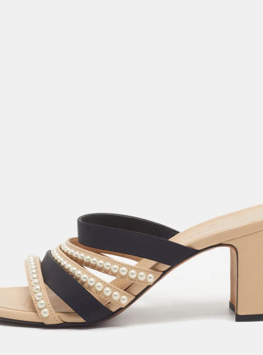 Chanel Size 38.5 Beige/Black Canvas and Leather earls Embellished Slide Sandals