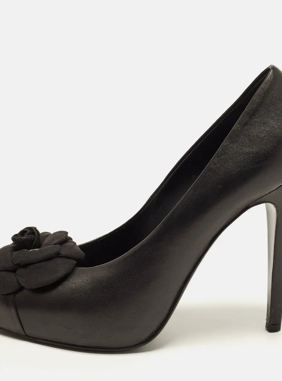 Chanel CC Camelia Size 38.5 Black Leather Cap Toe Pumps