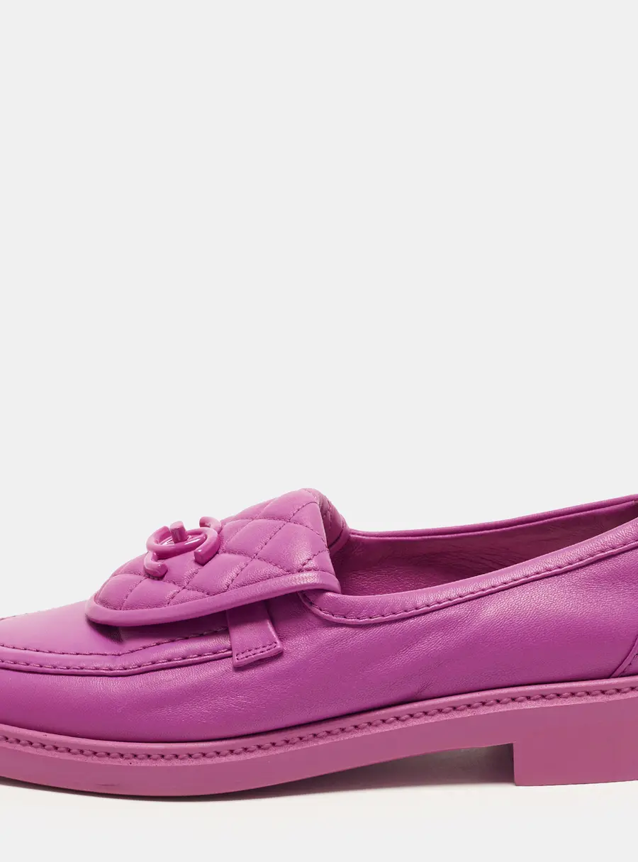 Chanel CC Size 38 Purple Quilted Leather CC Turnlock Loafers