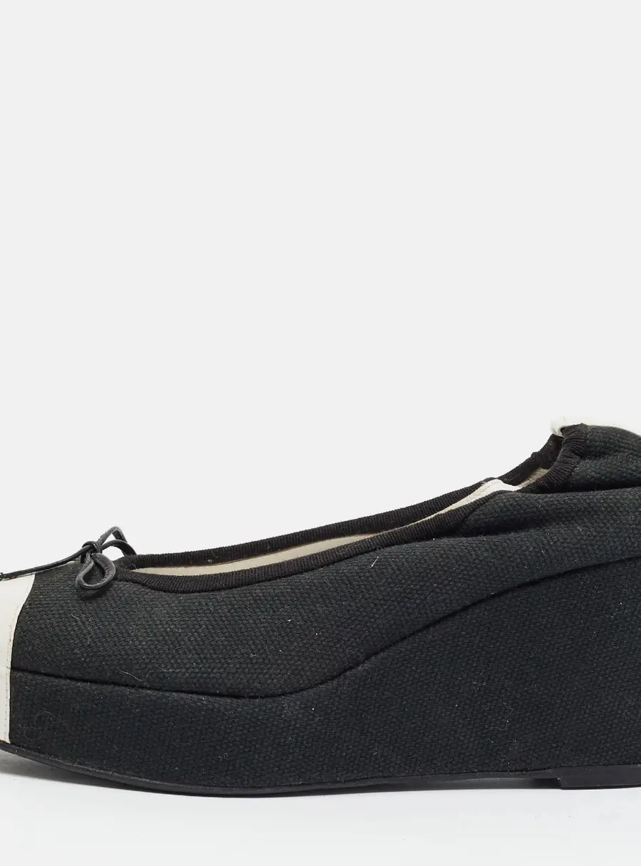 Chanel Size 38 Black/White Canvas Scrunch Wedge Pumps