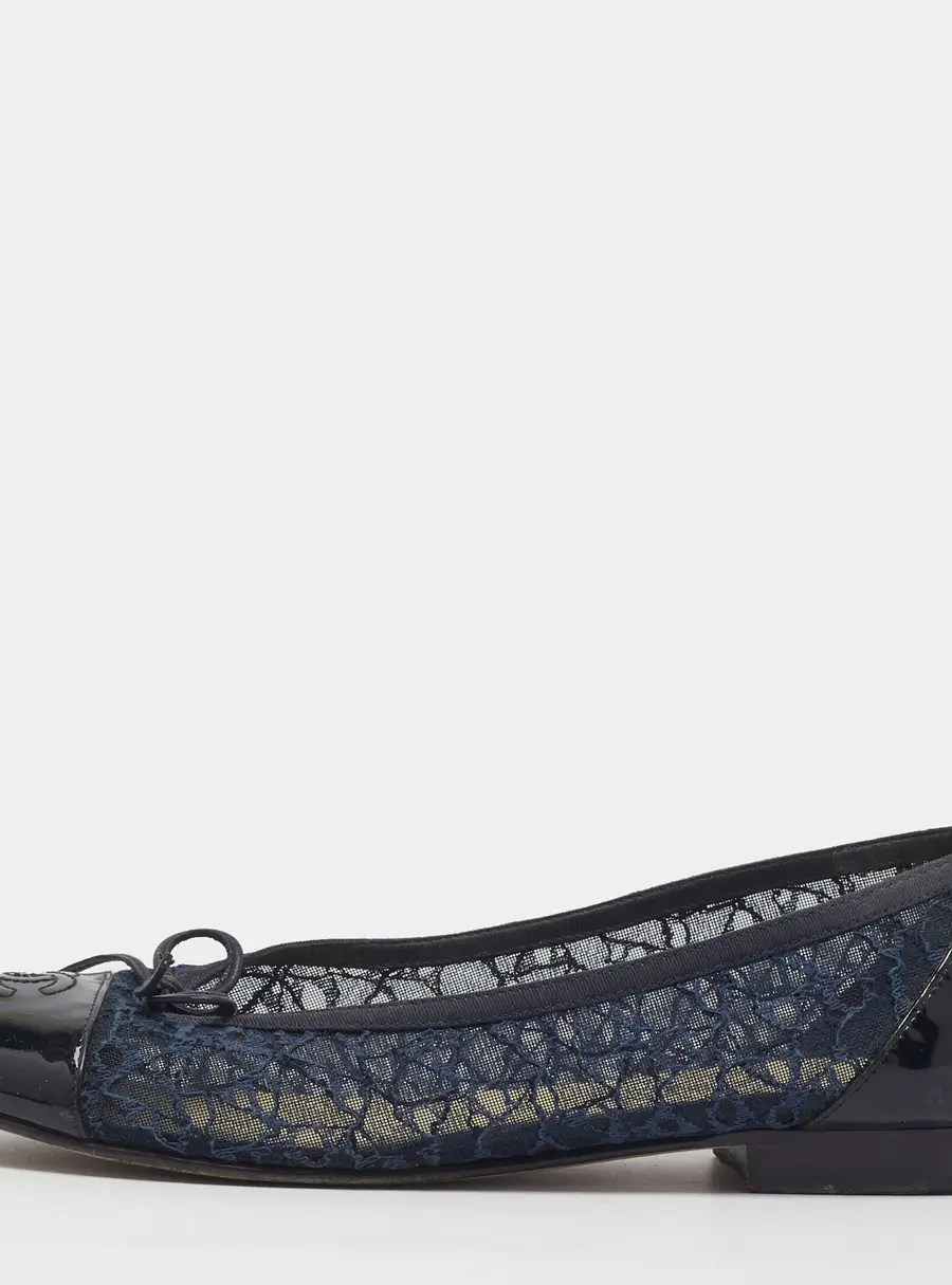 Chanel CC Size 38.5 Navy Blue/Black Lace and Patent Leather Bow Cap Toe Ballet Flats
