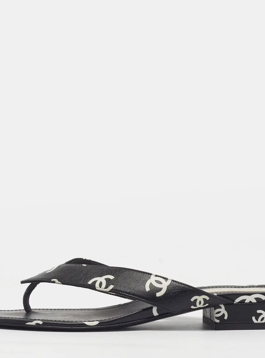 Chanel CC Size 40.5 Black Patent Leather Thong Flats