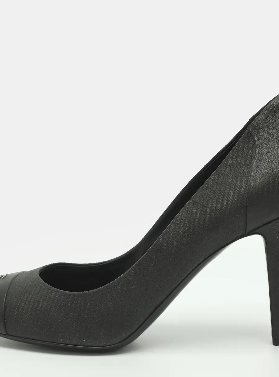 Chanel CC Size 40.5 Black Textured Leather Cap Toe Pumps