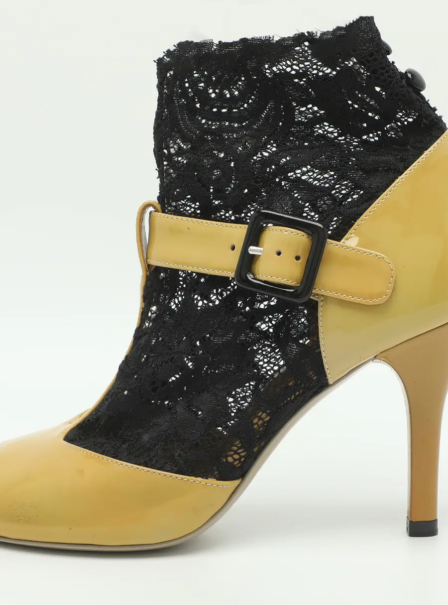 Dolce & Gabbana Size 37.5 Yellow Lace and Patent Leather T-Strap Sandals