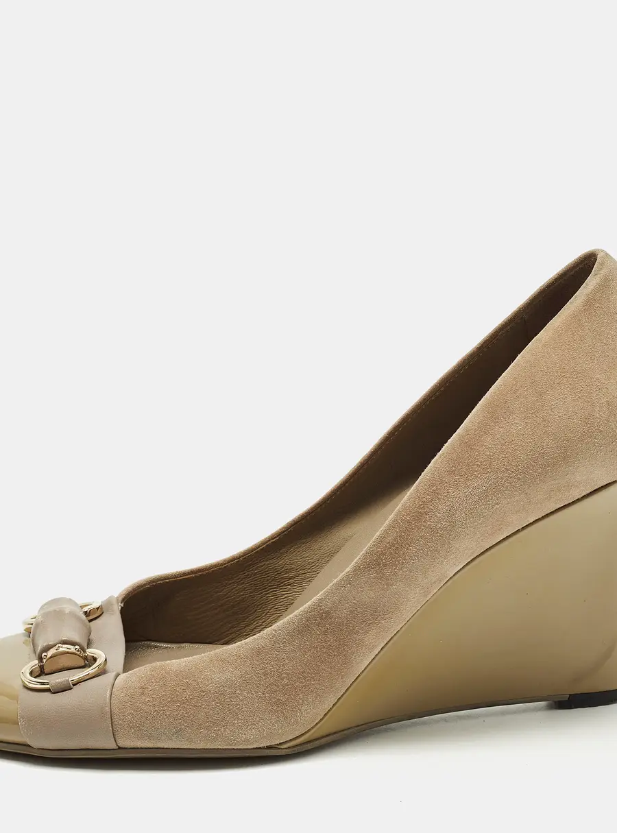 Gucci Horsebit Size 38.5 Grey Patent Leather and Suede Wedge Pumps