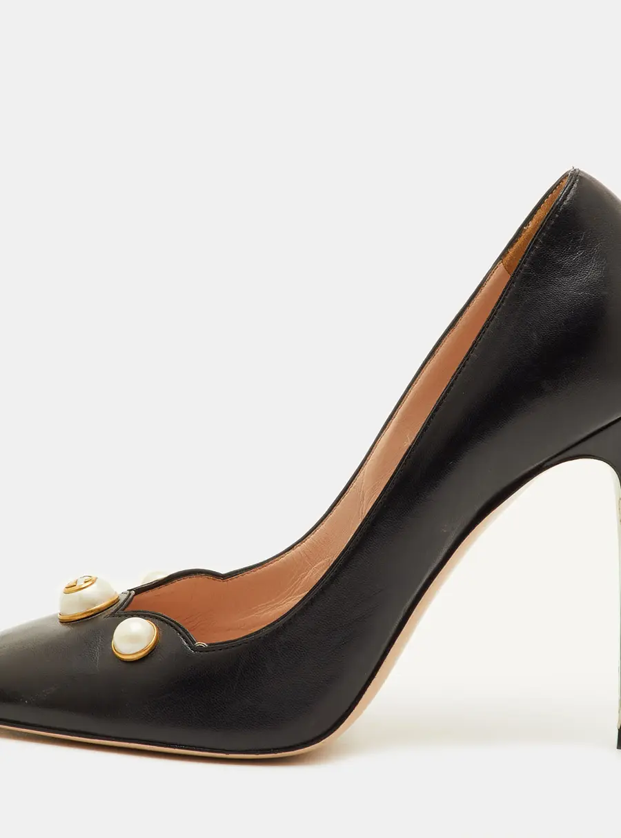 Gucci GG Size 39.5 Black Scalloped Leather Pearl Embellished Pumps