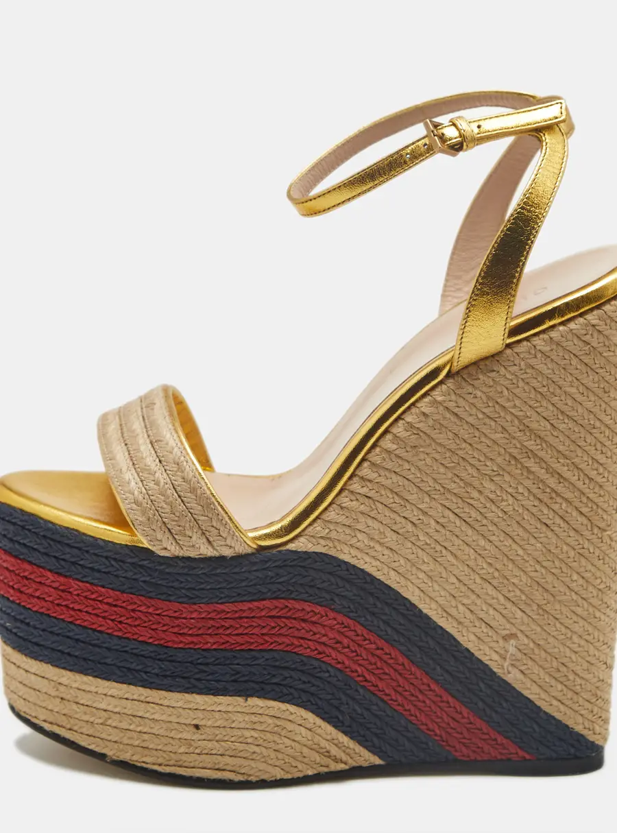 Gucci Size 37.5 Metallic Gold Leather And Raffia Wedge Ankle Strap Sandals