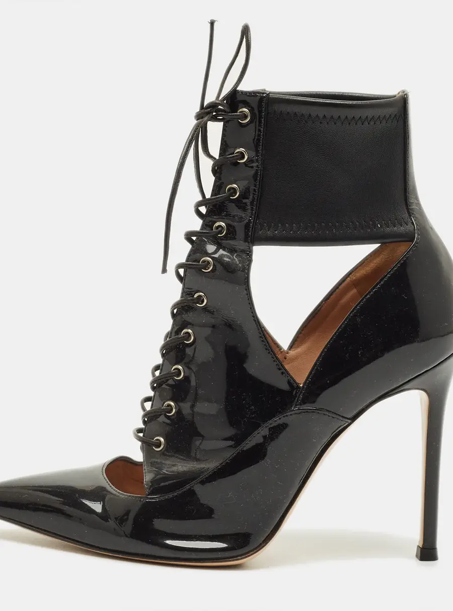 Gianvito Rossi Size 35.5 Black Patent Leather Pointed Toe Lace Up Ankle Length Boots