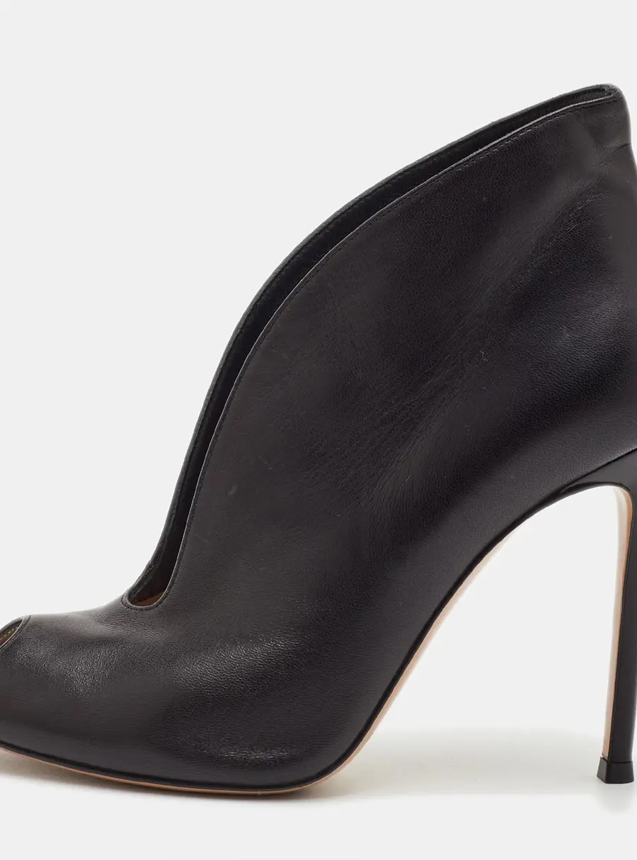 Gianvito Rossi Vamp Size 38.5 Black Leather Peep Toe Ankle Booties