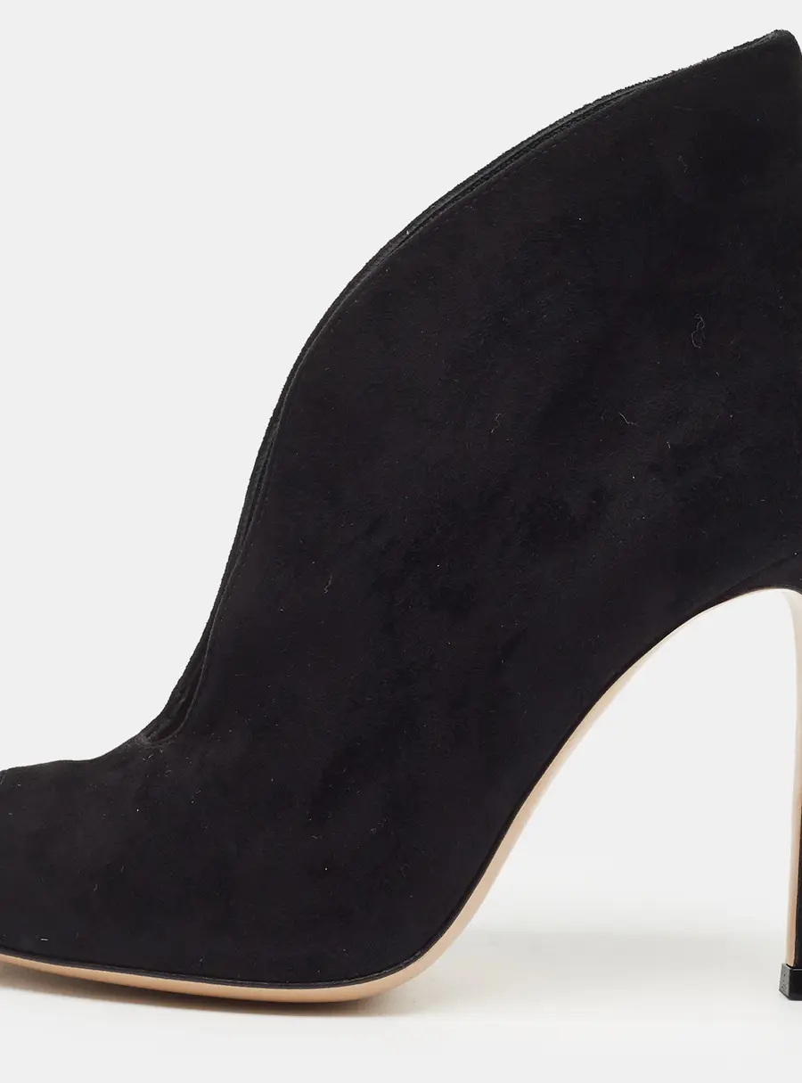 Gianvito Rossi Vamp Size 35 Black Suede Peep Toe Booties