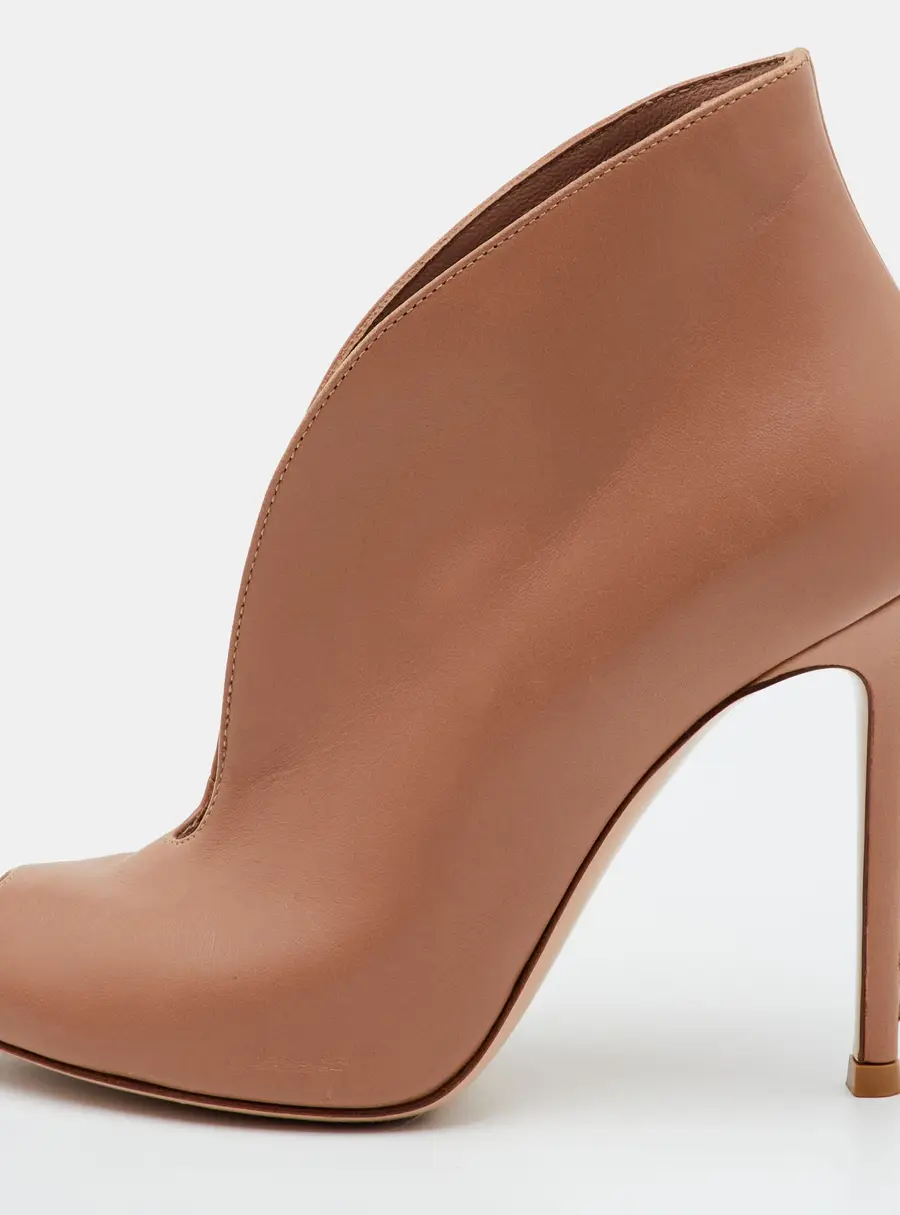 Gianvito Rossi Vamp Size 35 Beige Leather Booties
