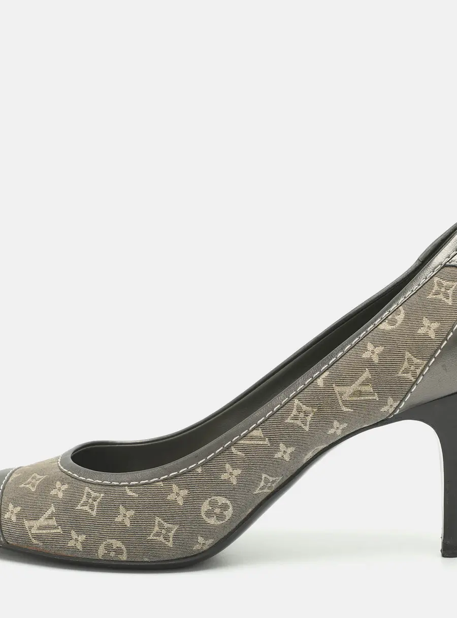 Louis Vuitton Size 38.5 Grey Monogram Mini Lin Canvas and Leather Pumps