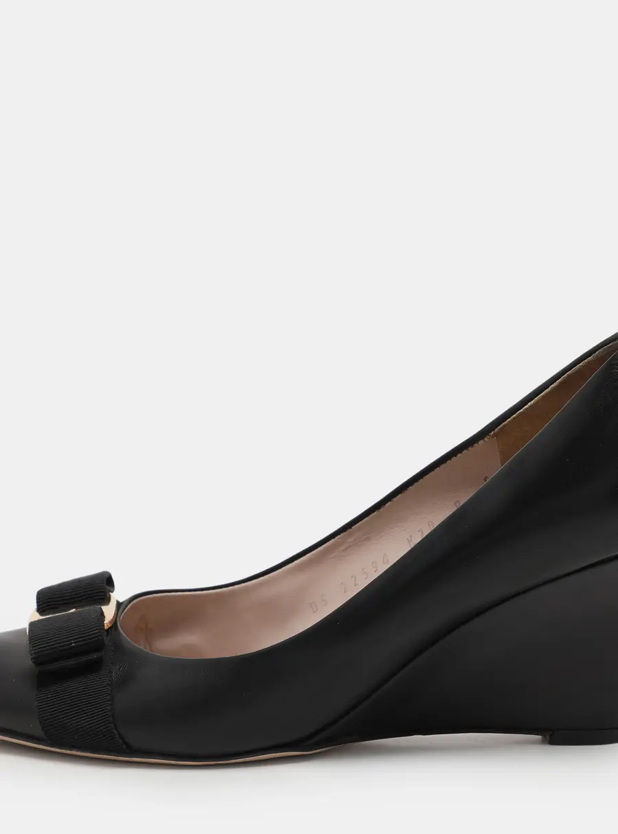 Salvatore Ferragamo Black Leather Vara Bow Wedge Pumps Size 38.5