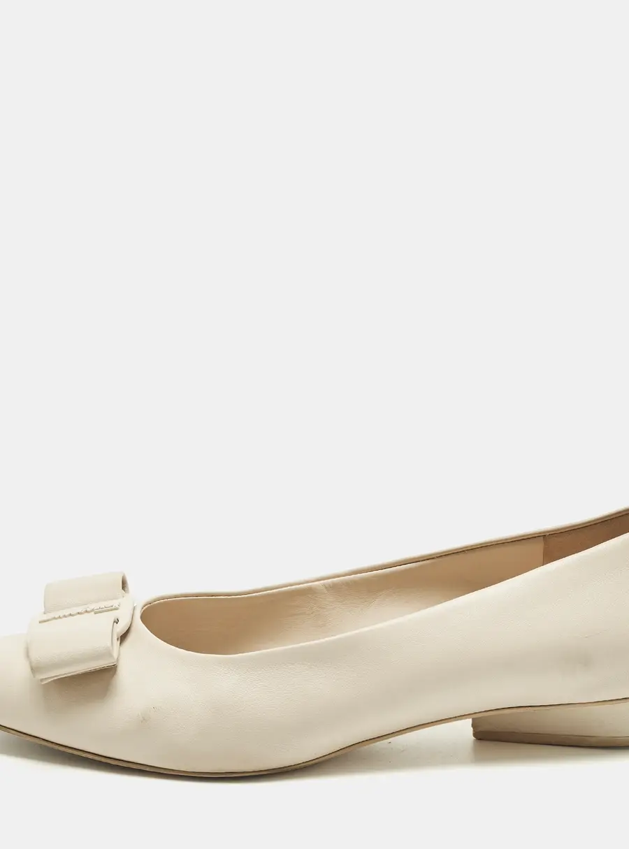Salvatore Ferragamo Size 42 Ivory Leather Ballet Flats