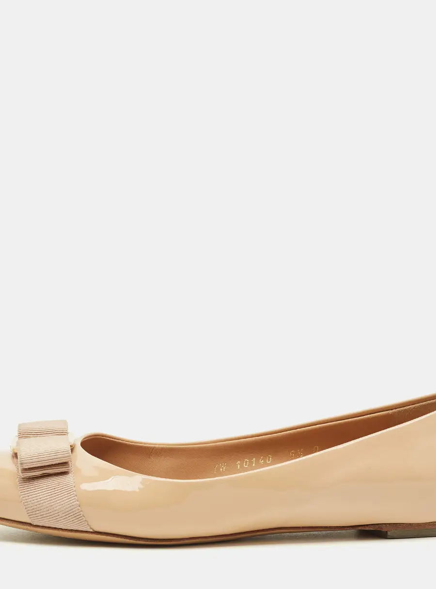 Salvatore Ferragamo Varina Size 37 Beige Patent Leather Ballet Flats
