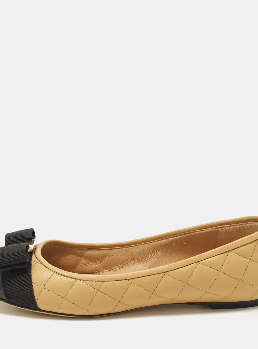 Salvatore Ferragamo Varina Size 37 Beige/Black Leather and Patent Leather Ballet Flats