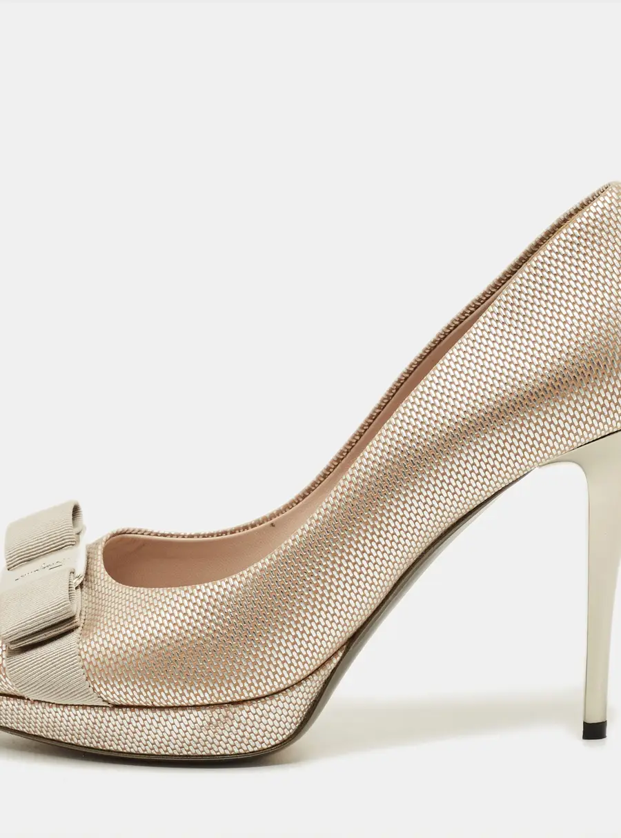 Salvatore Ferragamo Size 39.5 Gold Leather Bow Peep Toe Pumps