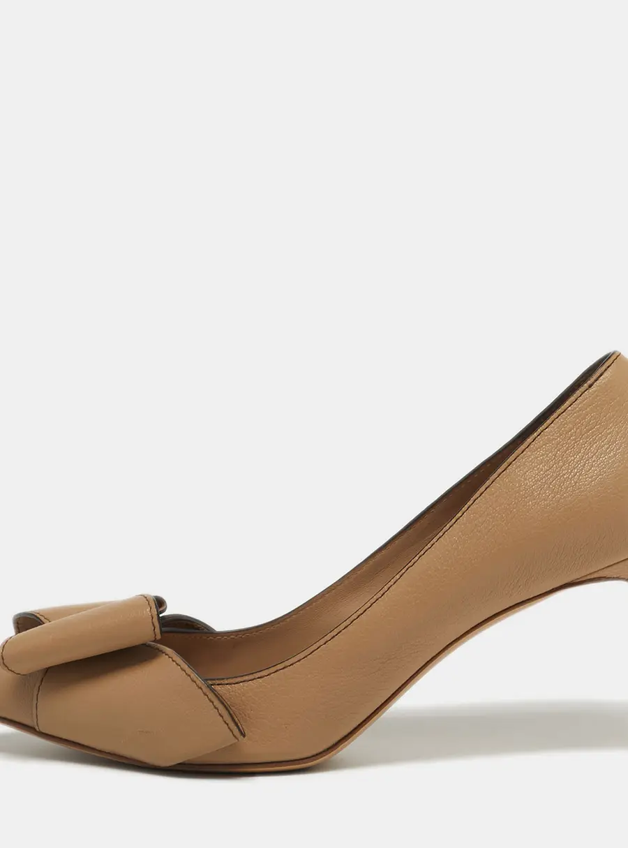 Salvatore Ferragamo Size 39.5 Beige Leather Pointed Toe Pumps