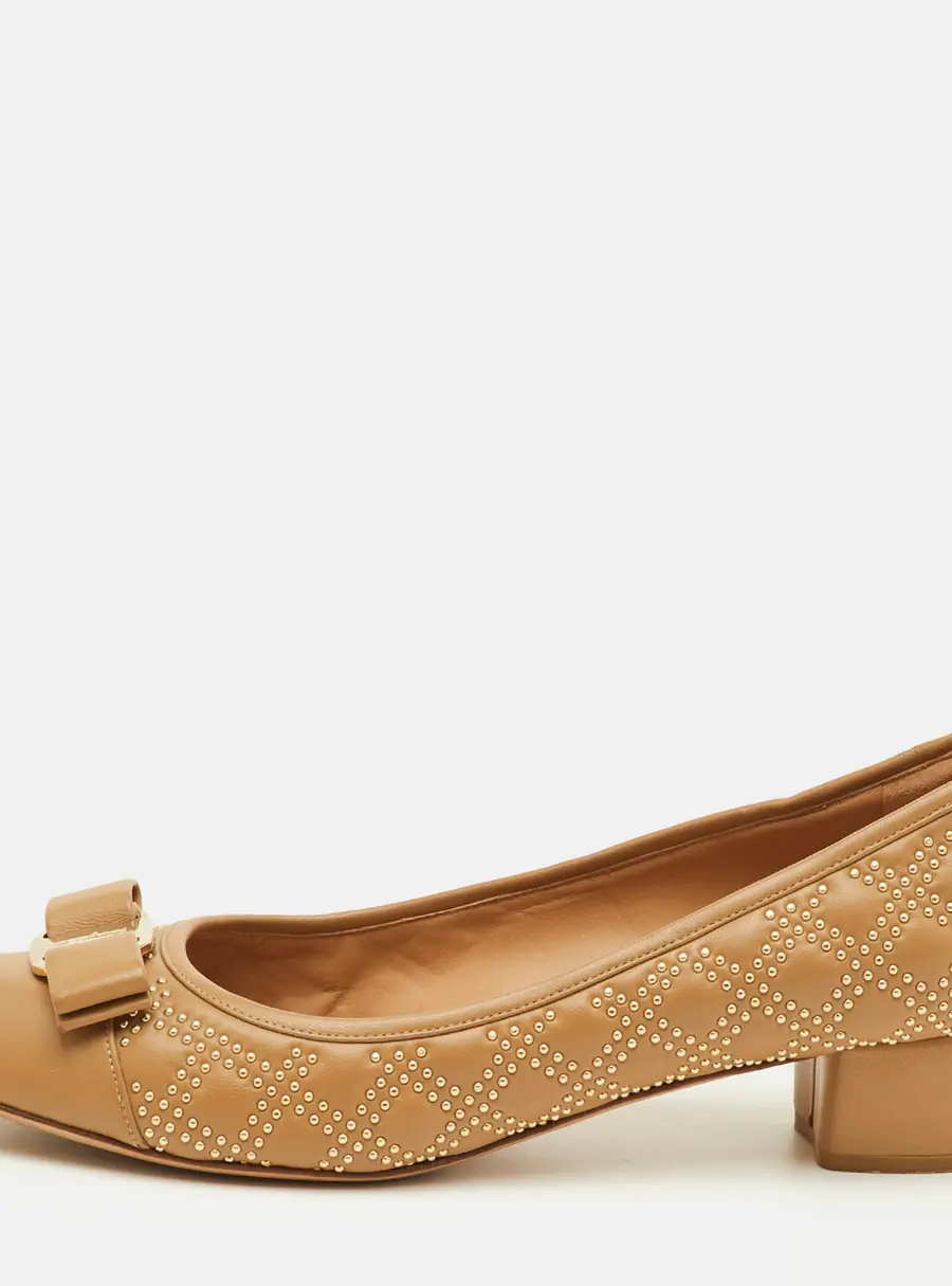 Salvatore Ferragamo Vara Bow Size 40 Beige Quilted Leather Block Heel Pumps