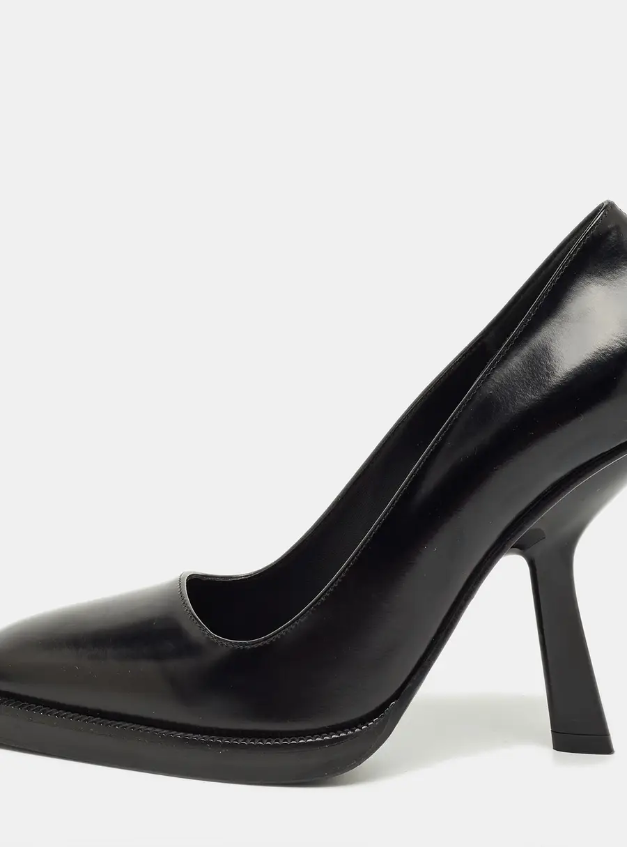 Salvatore Ferragamo Black Leather Anser Pumps Size 37
