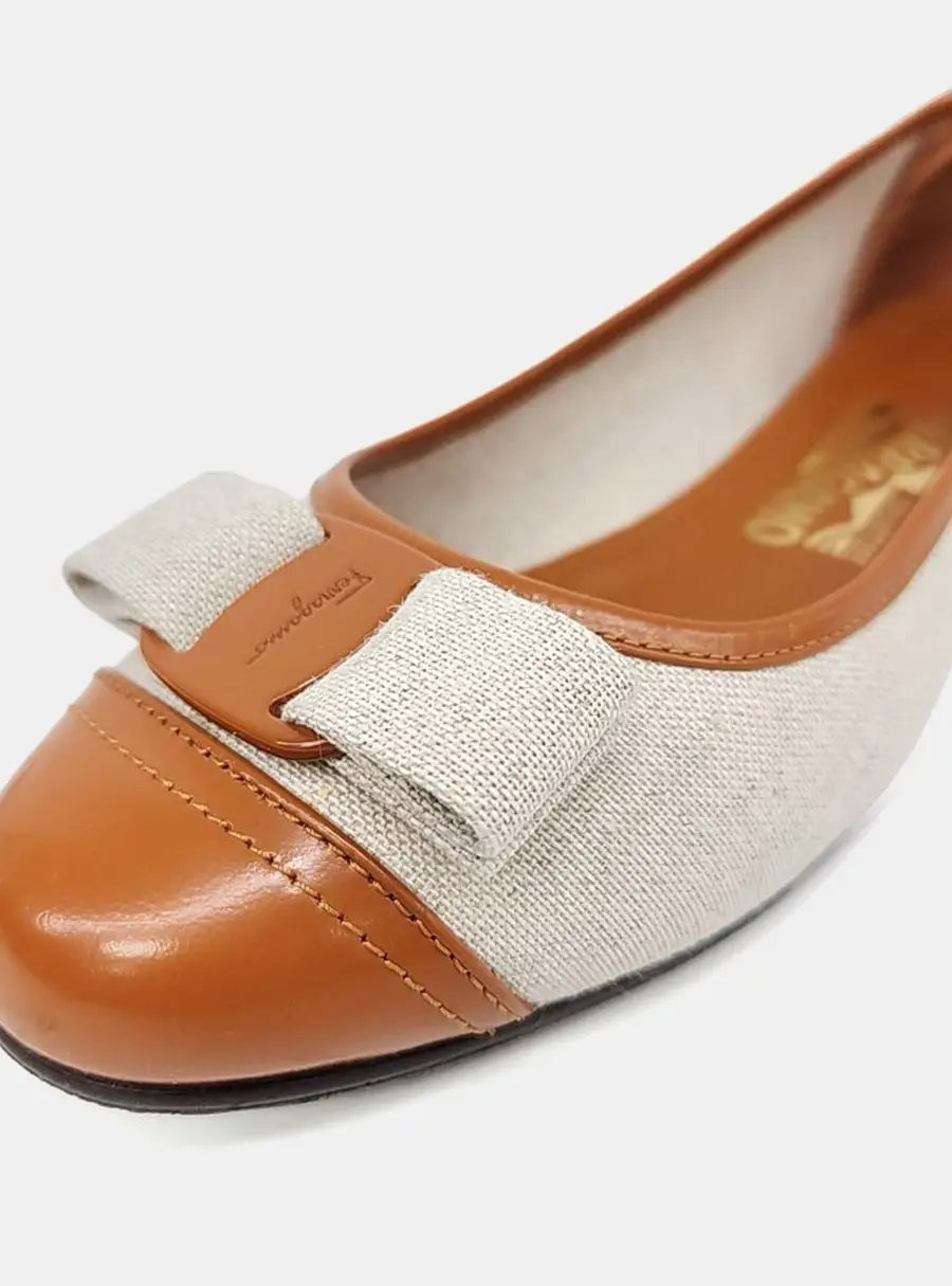 Salvatore Ferragamo Vara Beige/Brown Flat Shoes EU 38