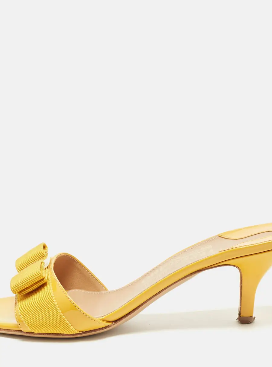 Salvatore Ferragamo Vara Bow Size 37.5 Yellow Fabric and Patent Leather Slide Sandals