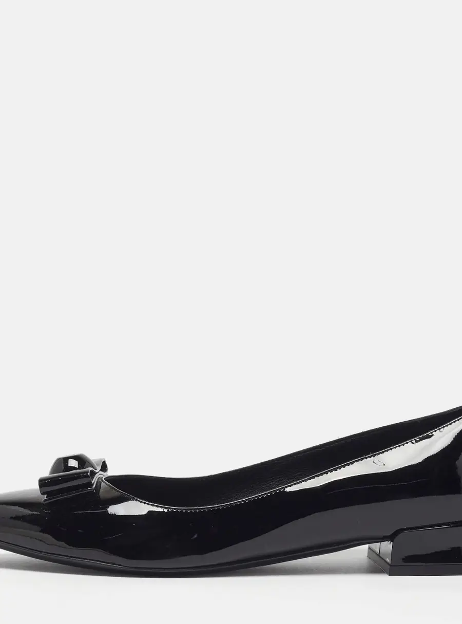 Salvatore Ferragamo Vara Bow Size 40 Black Patent Leather Ballet Flats