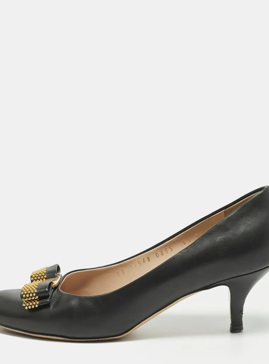 Salvatore Ferragamo Vara Bow Size 37 Black Leather Pumps