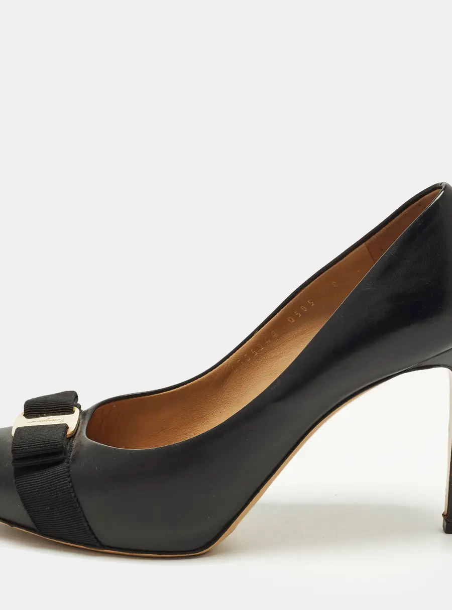 Salvatore Ferragamo Vara Bow Size 38.5 Black Leather Platform Pumps