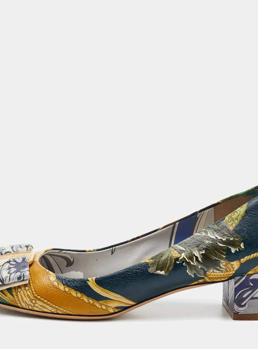 Salvatore Ferragamo Vara Bow Size 38.5 Multicolor Printed Leather Pumps