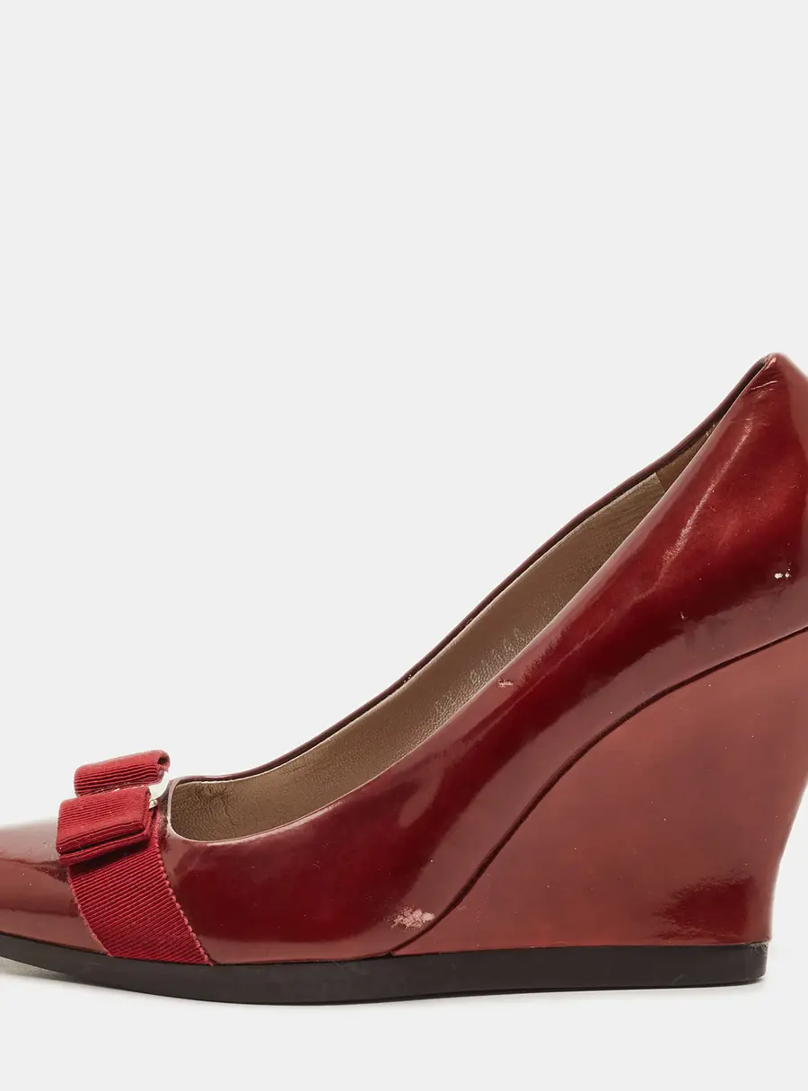 Salvatore Ferragamo Vara Bow Size 39 Burgundy Patent Leather Wedge Pumps