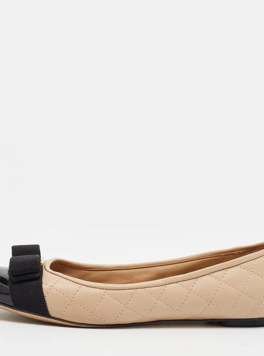 Salvatore Ferragamo Varina Size 39 Beige/Black Leather and Patent Leather Ballet Flats