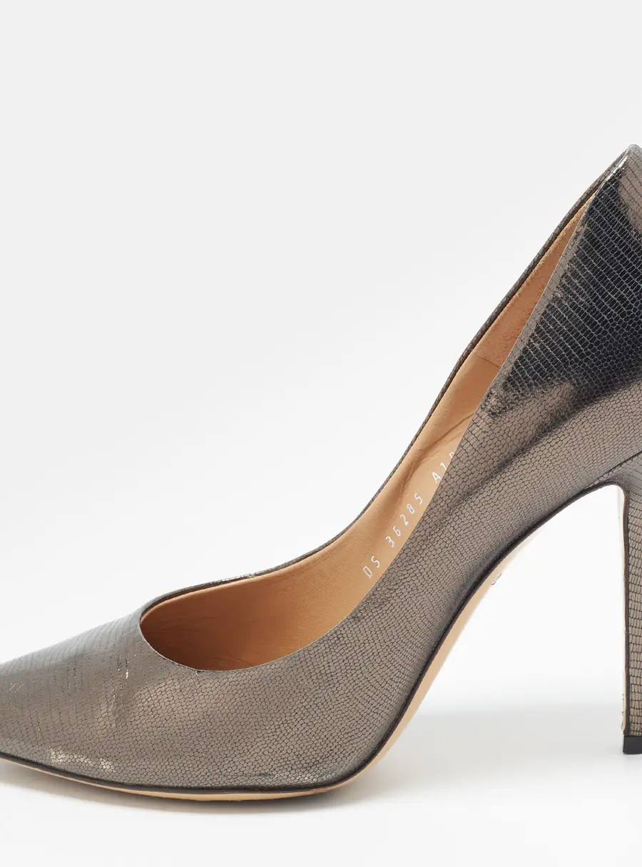 Salvatore Ferragamo Size 38.5 Grey Lizard Embossed Leather Pointed Toe Pumps