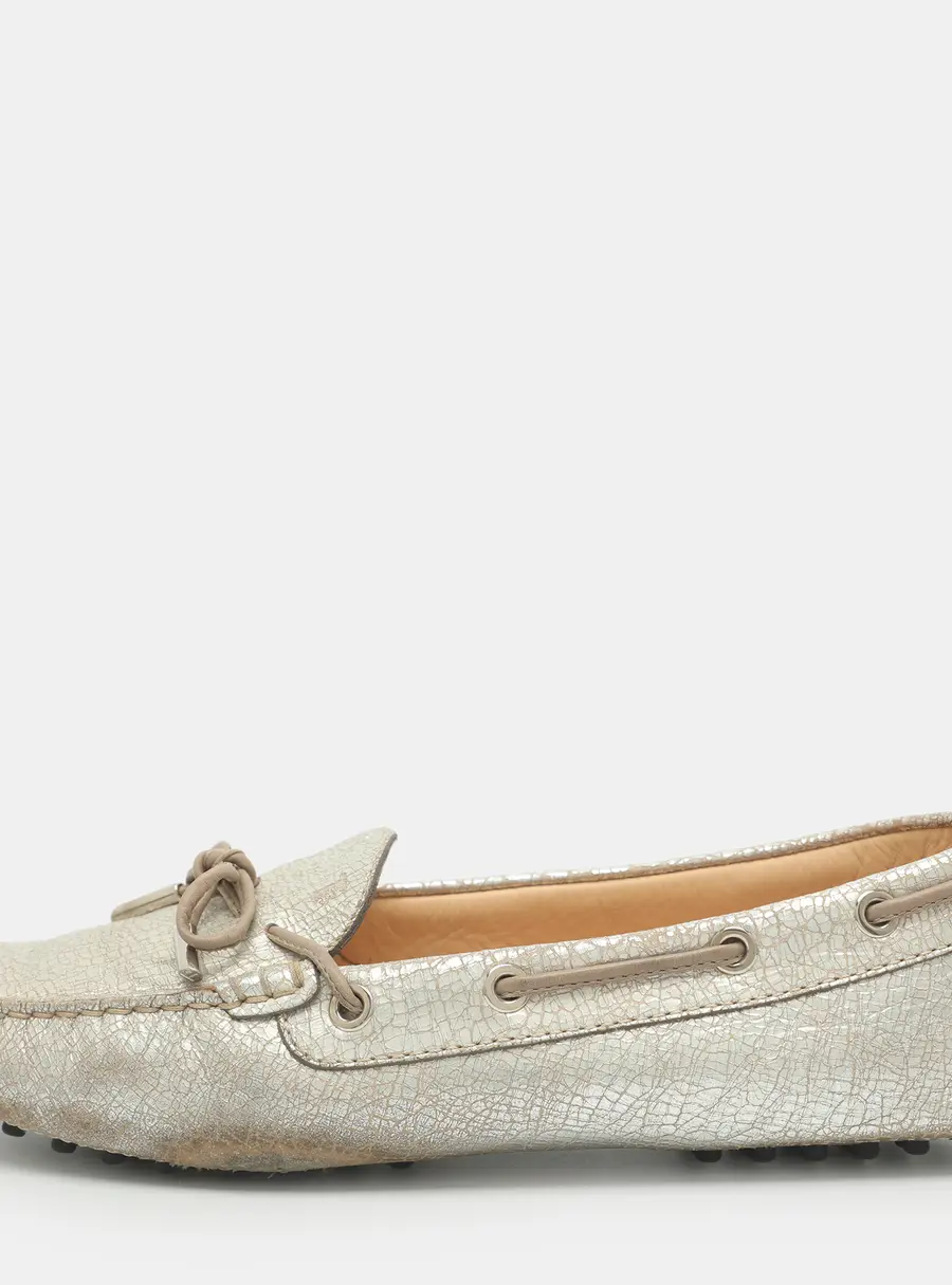 Tod's Bow Size 38.5 Silver Textured Leather Loafers