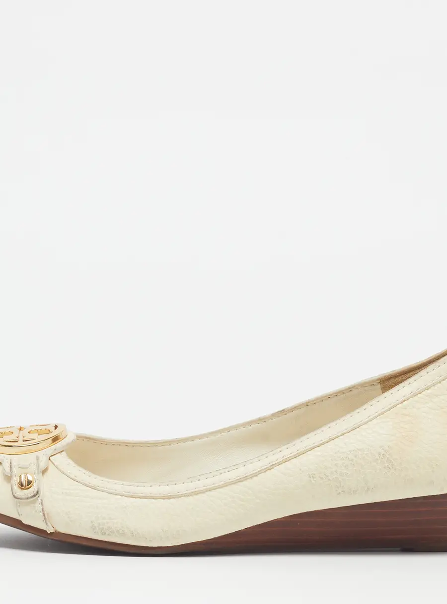 Tory Burch Julianne Size 37.5 Cream Leather Wedge Pumps