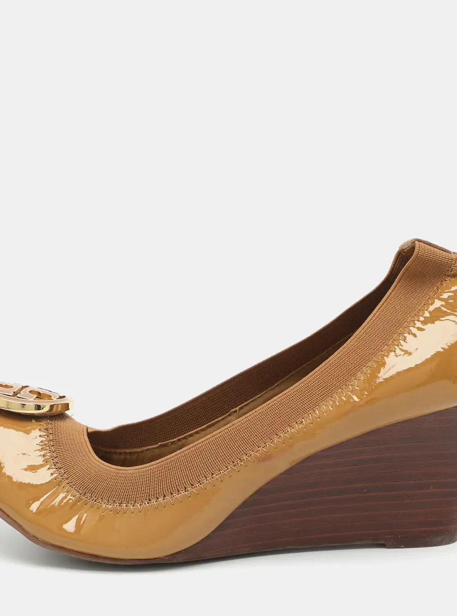 Tory Burch Size 37.5 Beige Patent Leather Wedge Scrunch Pumps