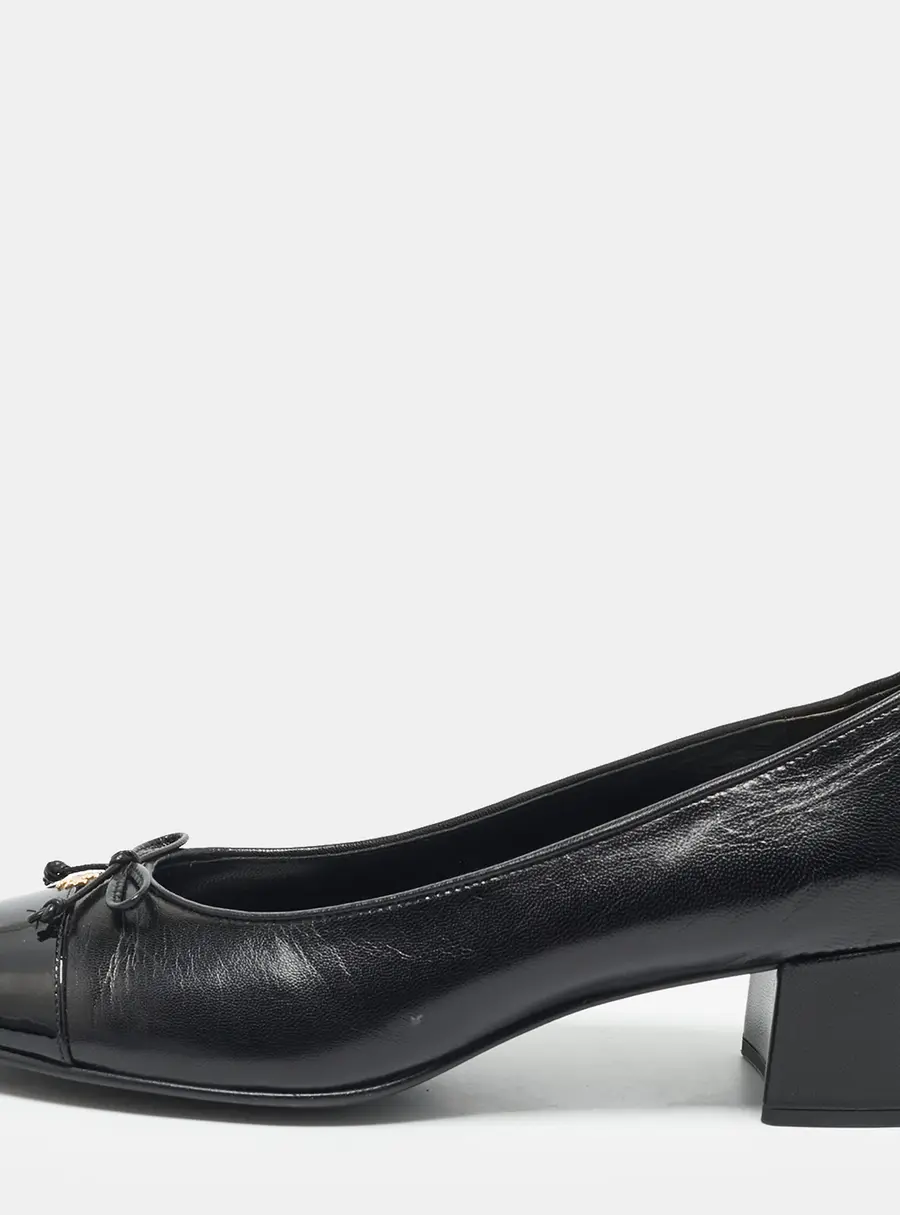 Tory Burch Laila Size 40 Black Leather and Patent Bow Cap Toe Block Heel Pumps